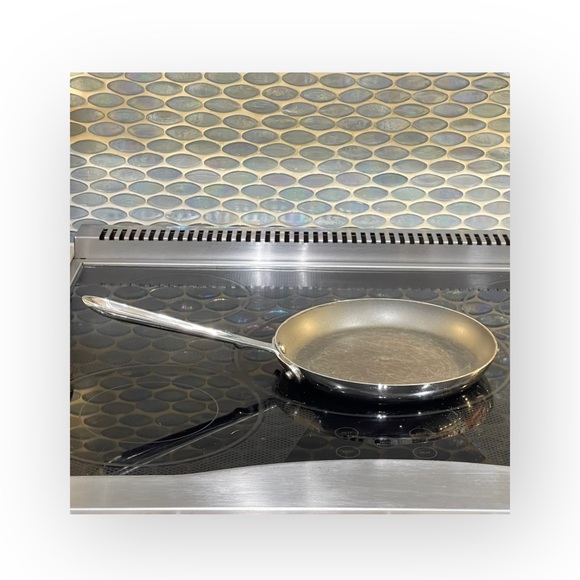 All-Clad ★ D5® Stainless Steel Nonstick Omelette 9” Fry Pan ★ Stainless Steel ★ - Picture 7 of 16